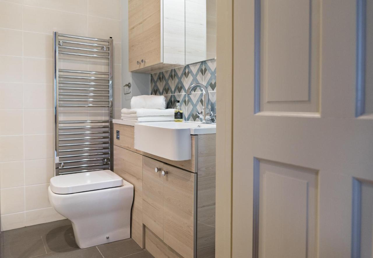 Neuadd B&B Suites クリックホーウェル エクステリア 写真