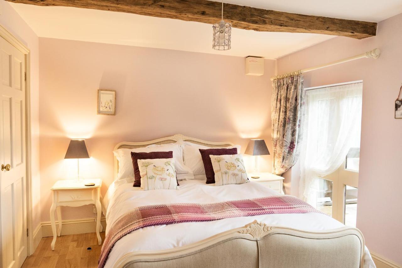 Neuadd B&B Suites クリックホーウェル エクステリア 写真
