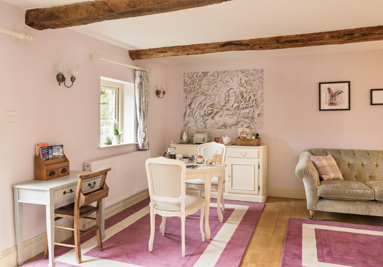 Neuadd B&B Suites クリックホーウェル エクステリア 写真