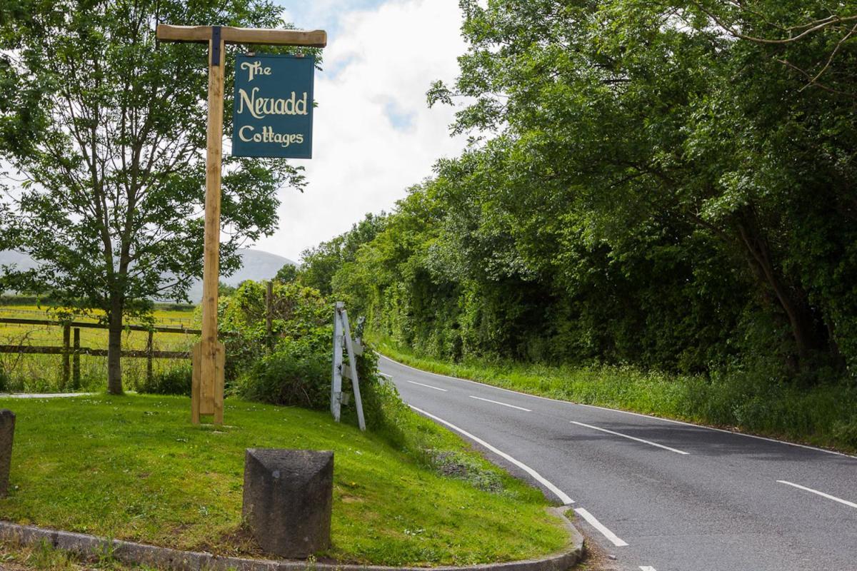 Neuadd B&B Suites クリックホーウェル エクステリア 写真