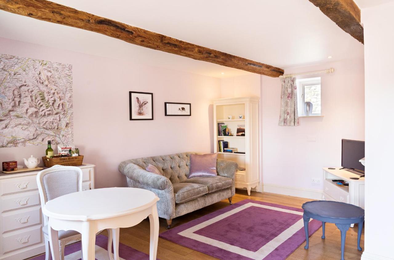 Neuadd B&B Suites クリックホーウェル エクステリア 写真