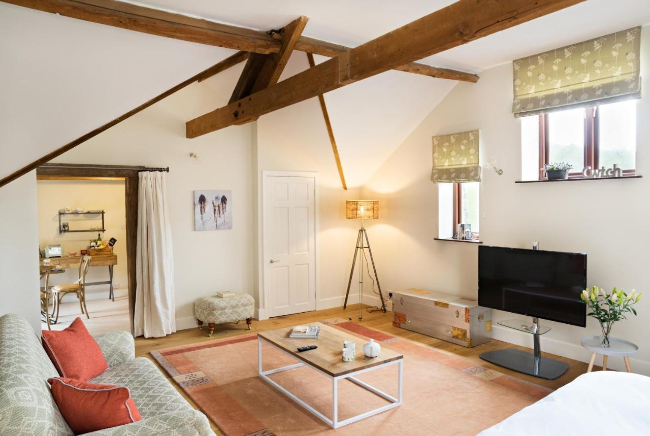 Neuadd B&B Suites クリックホーウェル エクステリア 写真