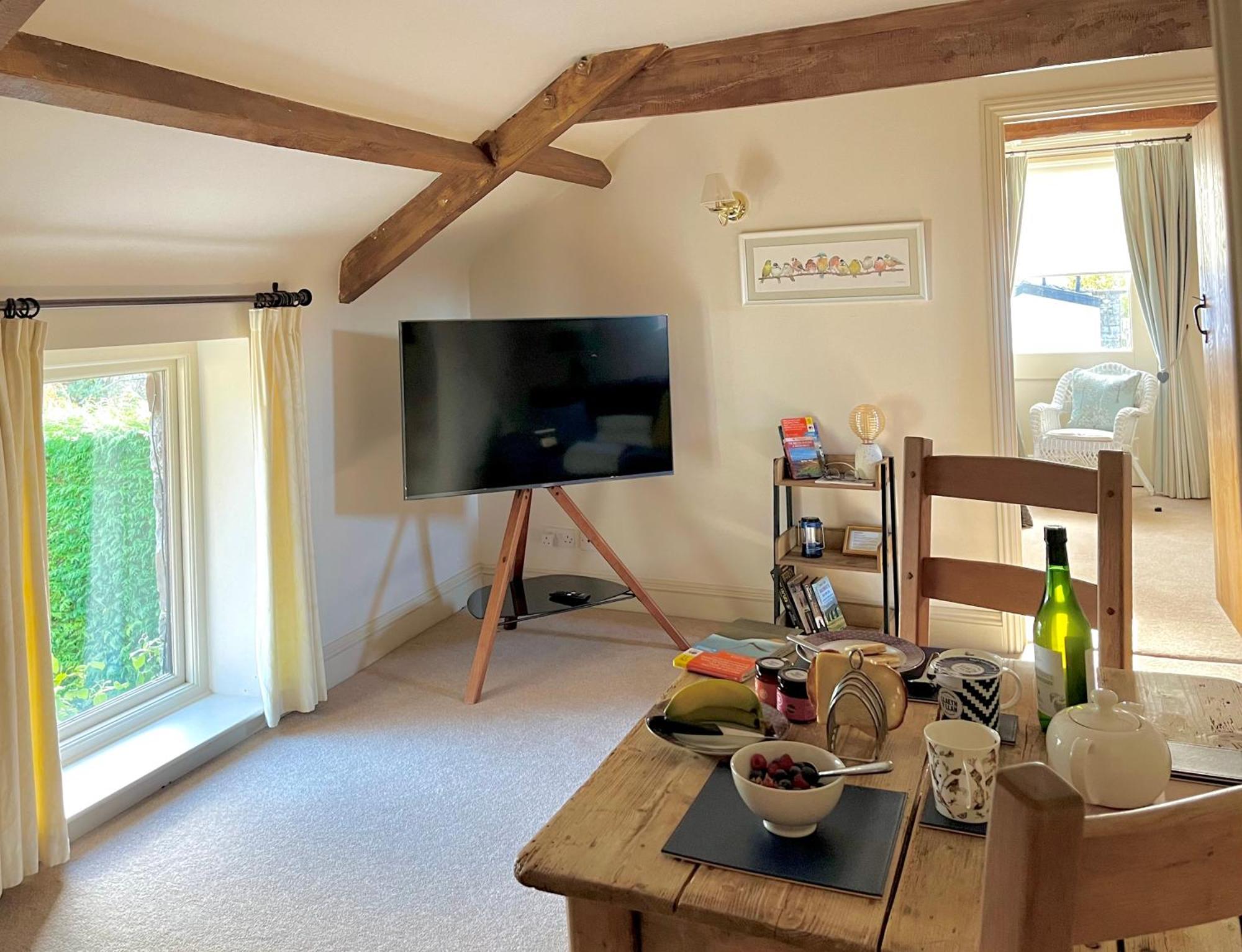 Neuadd B&B Suites クリックホーウェル エクステリア 写真