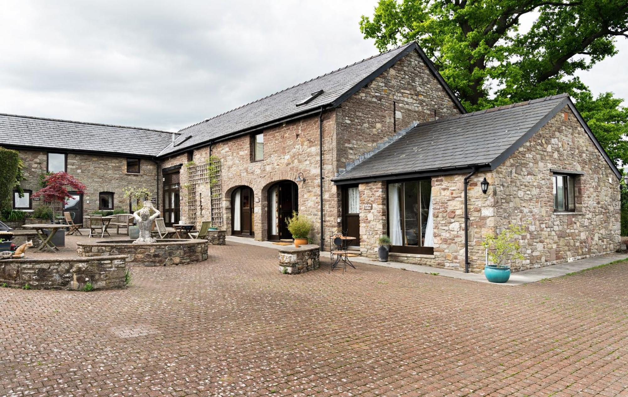 Neuadd B&B Suites クリックホーウェル 部屋 写真
