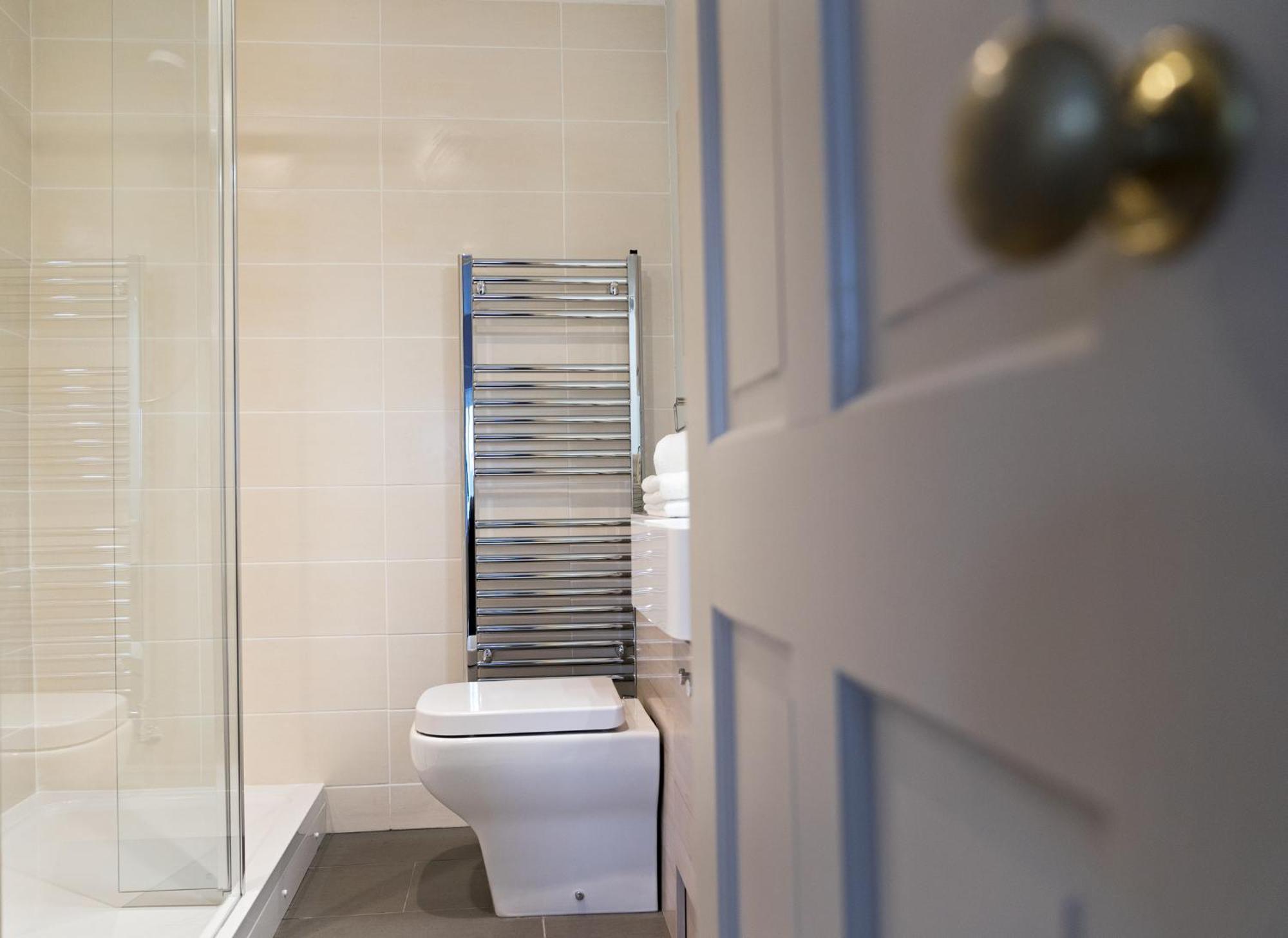 Neuadd B&B Suites クリックホーウェル 部屋 写真