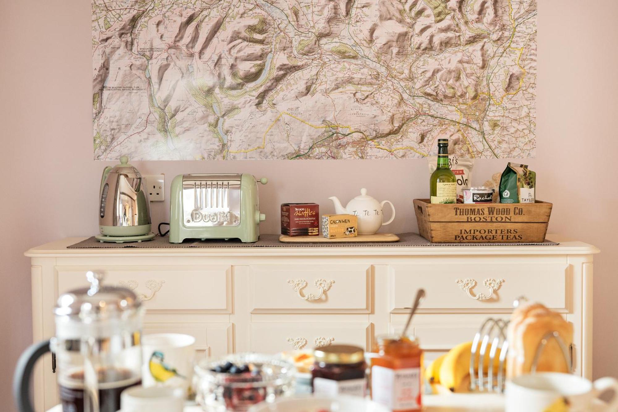Neuadd B&B Suites クリックホーウェル 部屋 写真
